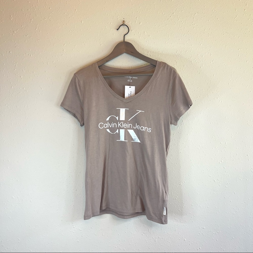 Calvin Klein Jeans Women’s Foul Monogram Logo V-Neck Taupe Tee Size Medium NWT